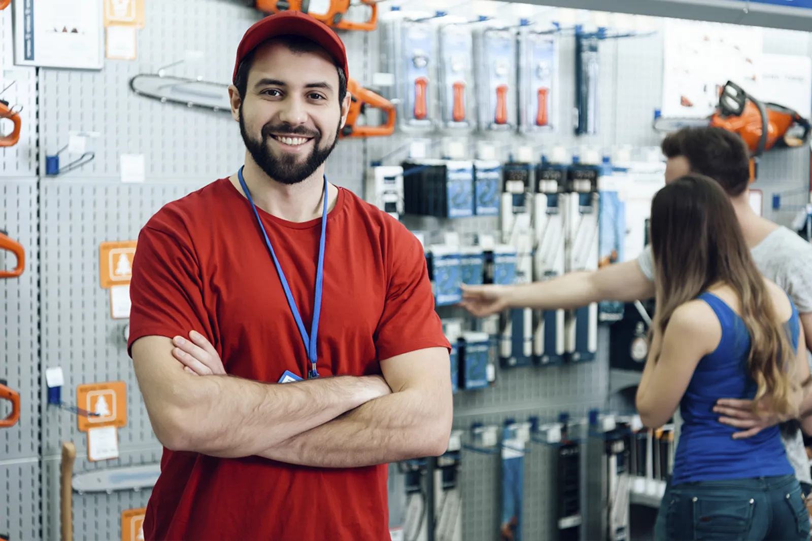 Comerciante del municipio en su negocio, dentro de la guía de empresas