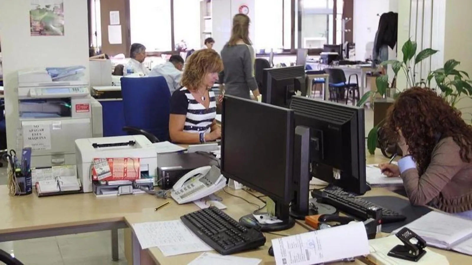 Oficina municipal trabajando con el correo del día a día