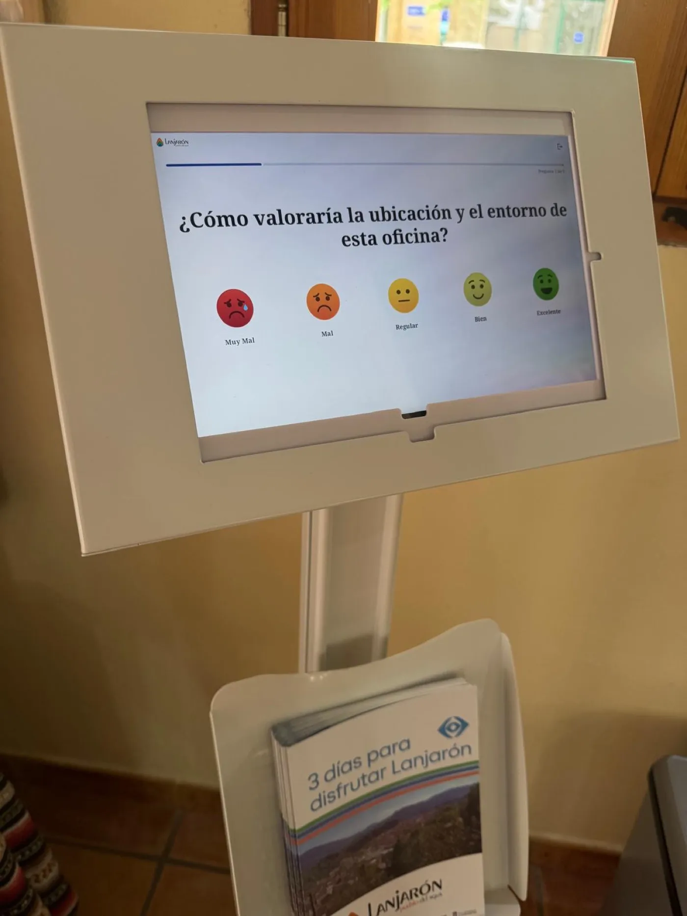 Atril con tablet de encuestas de satisfacción