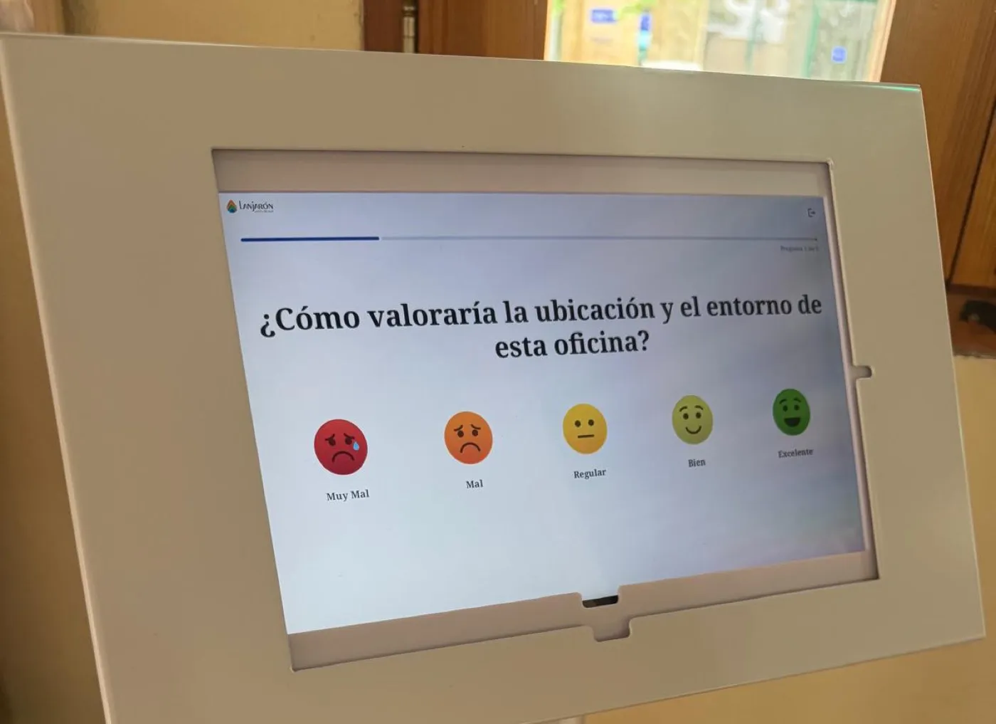 Atril con tablet de la encuesta de satisfacción municipal