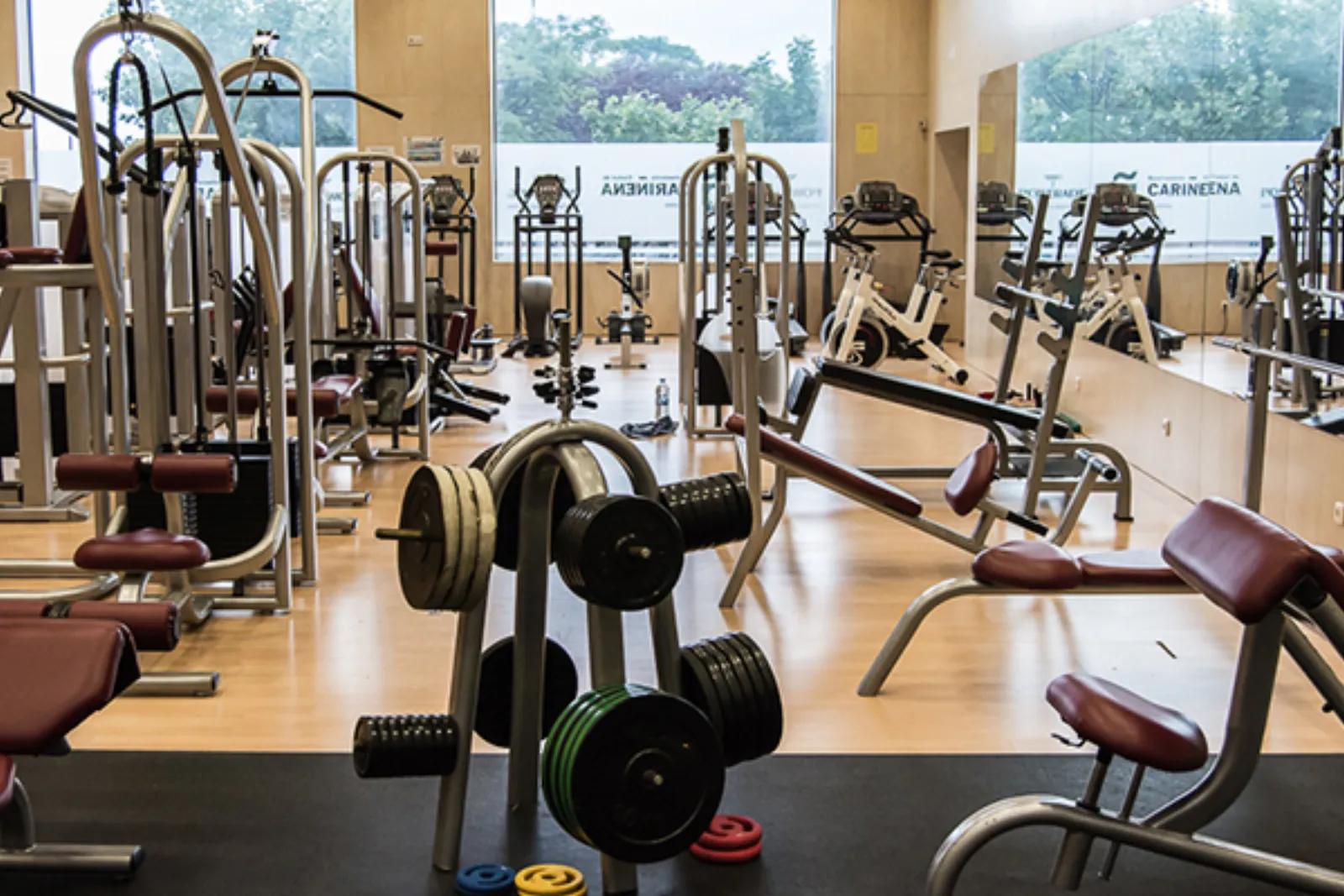 Gimnasio municipal con abonos y control de acceso