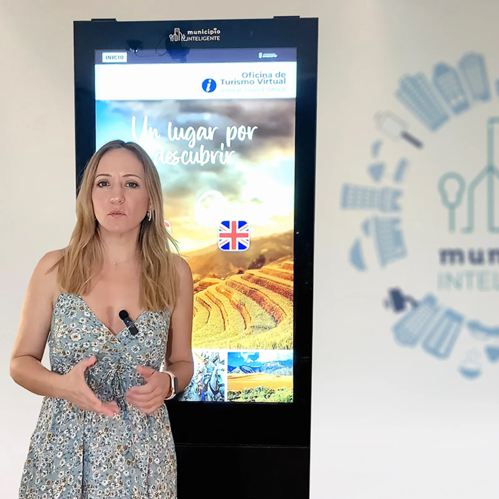 Oficina de turismo virtual en un MUPI táctil