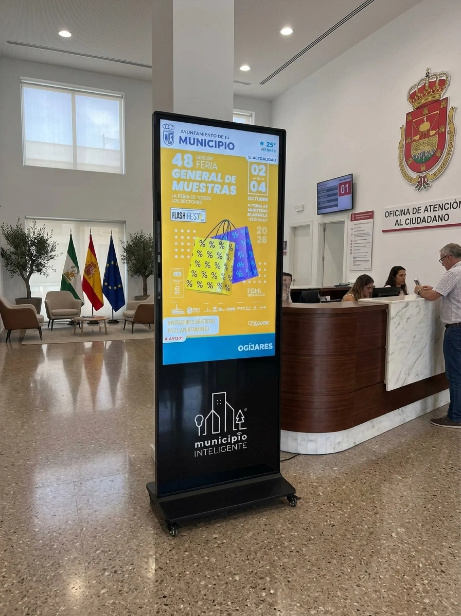 Pantalla informativa en el interior de un edificio municipal