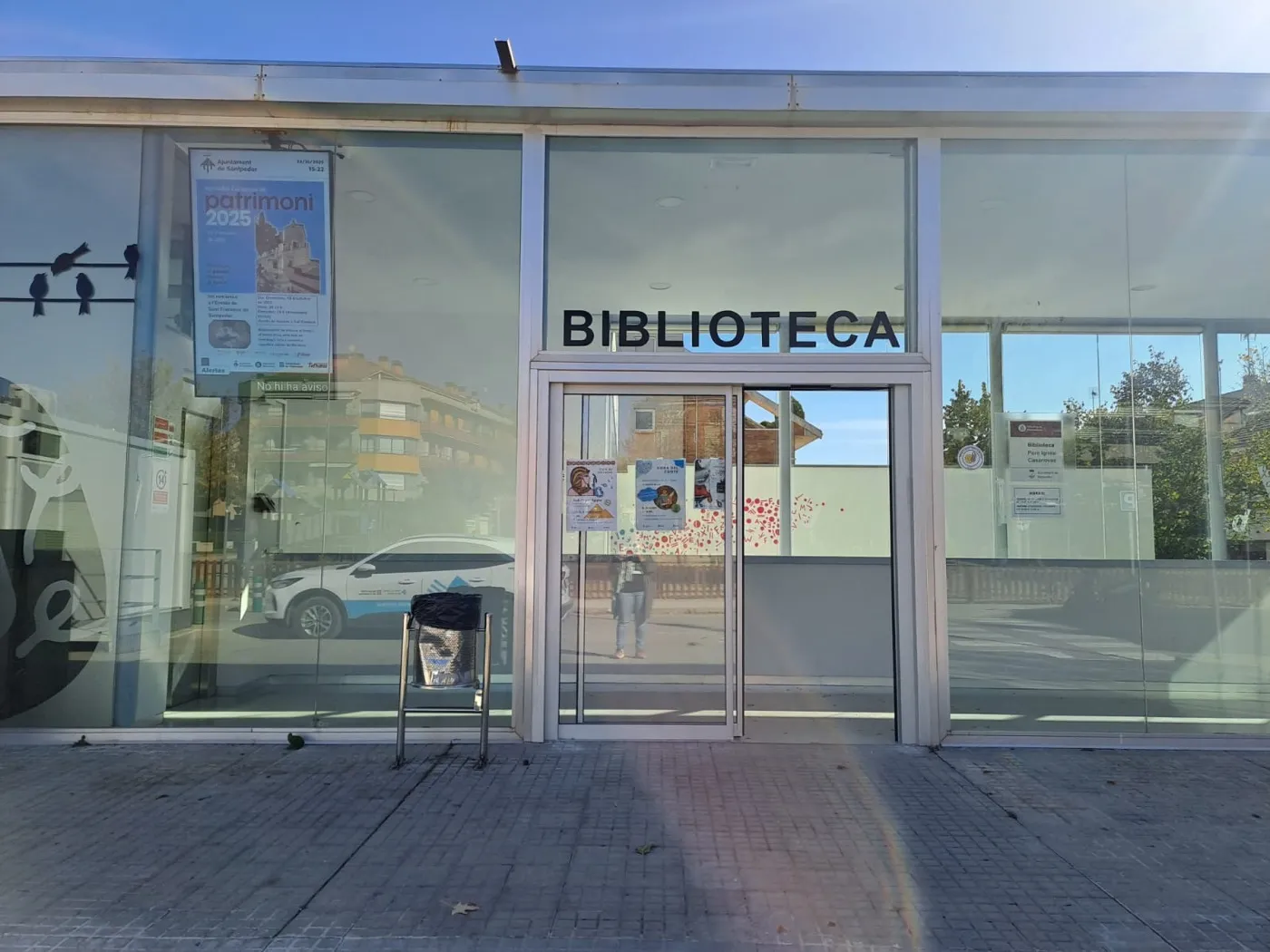 Pantalla informativa en la biblioteca municipal de Santpedor