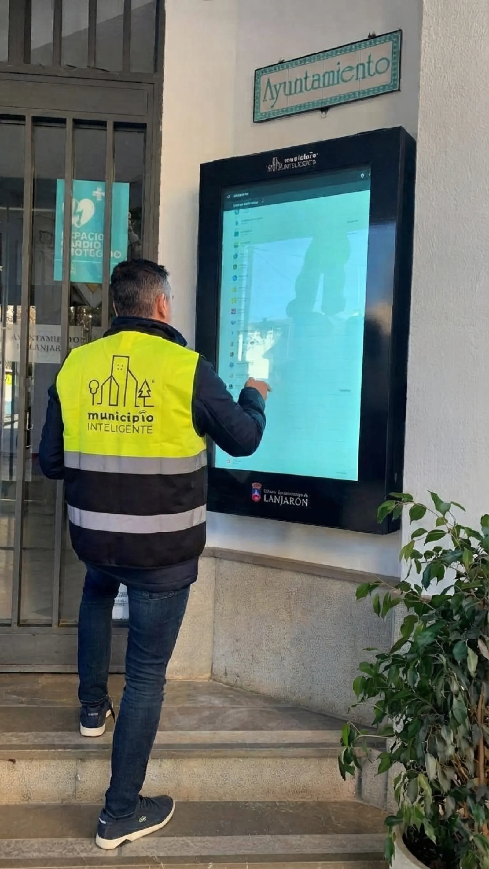 Puesta en marcha de la pantalla táctil de la fachada del Ayuntamiento de Lanjarón