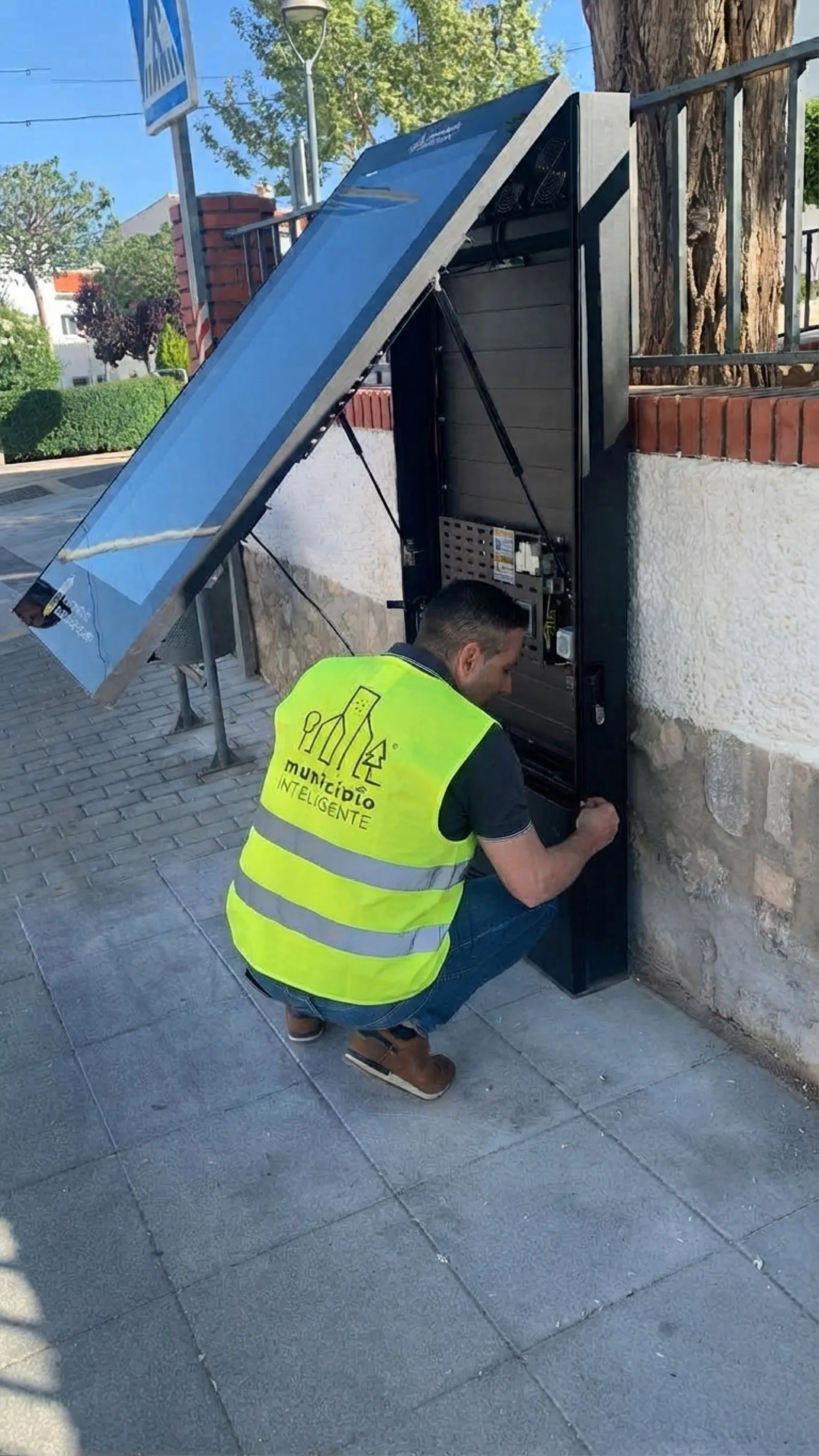 Instalación de un MUPI de exterior con la pantalla abatida en Villanueva del Rosario