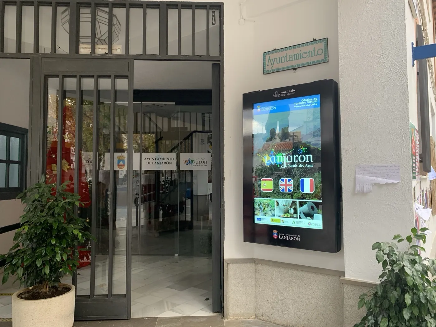 Pantalla de turismo en la fachada del Ayuntamiento de Lanjarón