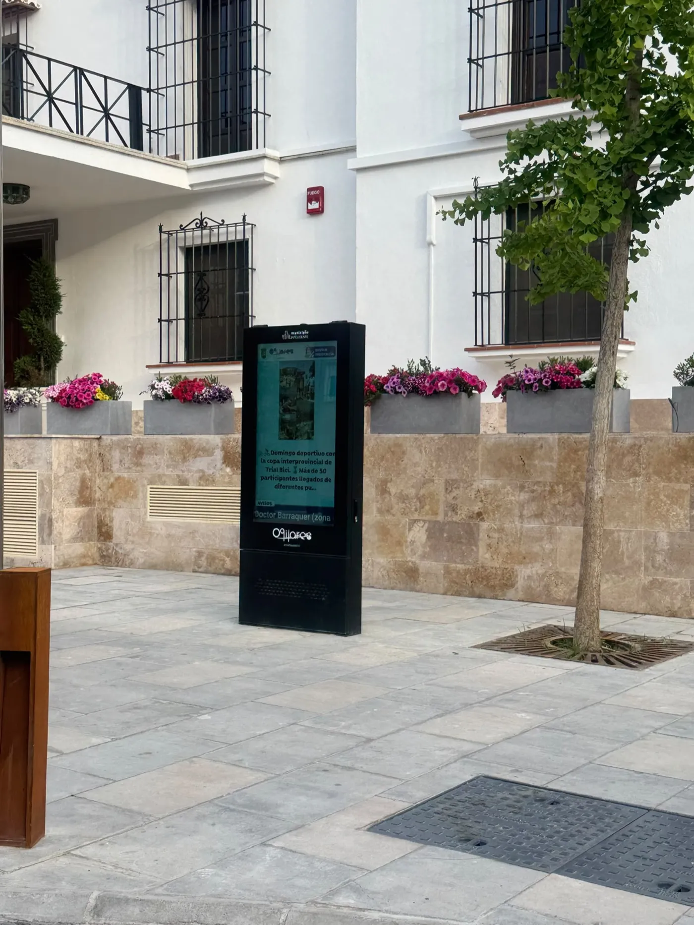 Detalle del MUPI informativo de Ogíjares