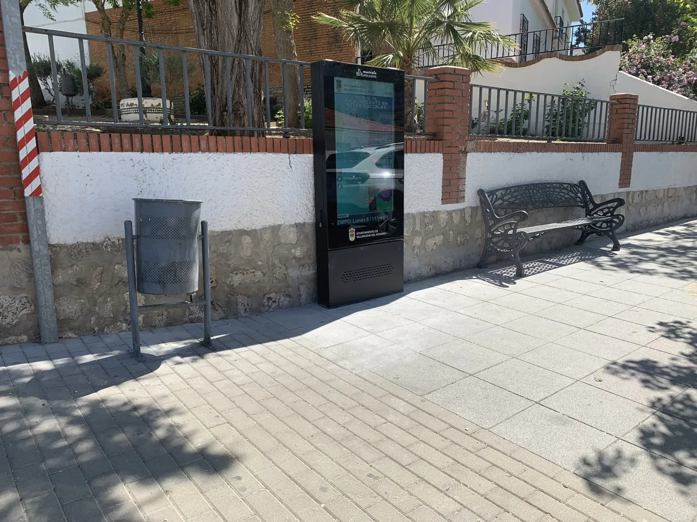 MUPI informativo junto al paso de peatones en Villanueva del Rosario